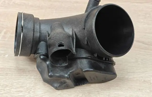 BMW 8 G16 Turbo air intake inlet pipe/hose 7643302