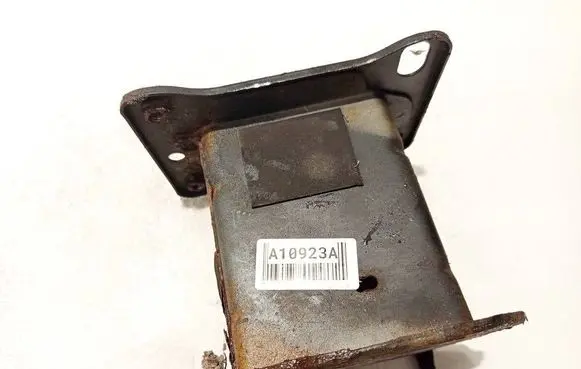Front bumper mounting bracket