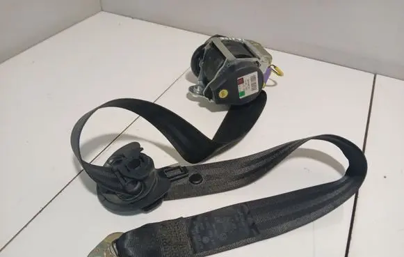 Volkswagen Golf V Front seatbelt 010R000