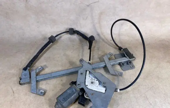 Rear door manual window regulator