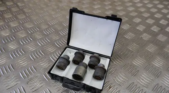 Toyota RAV 4 (XA40) Anti-theft wheel nuts and lock PZ4AKEV906 PZ4AKEV90600