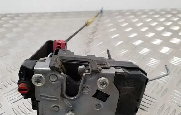 Opel Zafira B Rear door lock 13210739