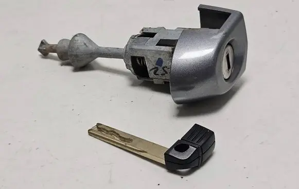 BMW X5M E70 Front door lock (next to the handle) E9XL1