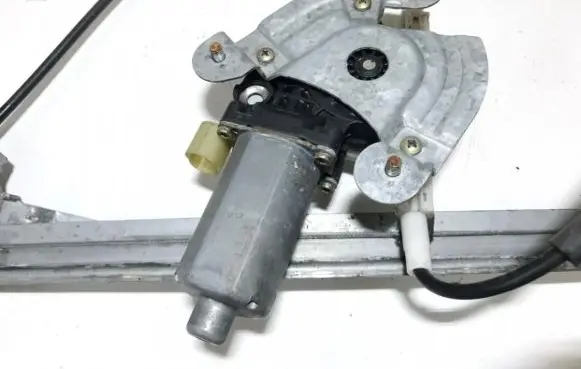 Renault Megane I Front door window regulator motor 0130821721