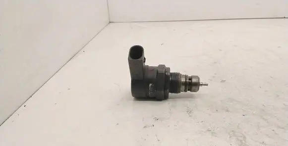 BMW 5 E60 E61 Fuel pressure regulator 0281002481 10537669 280103