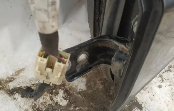 Subaru B9 Tribeca Rear door lower hinge