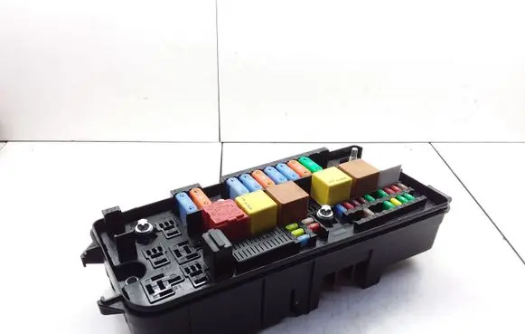Opel Vectra C Relay mounting block 13205800 519179006