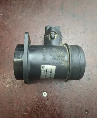 Volkswagen PASSAT B5 Mass air flow meter 028906461X 0281002217