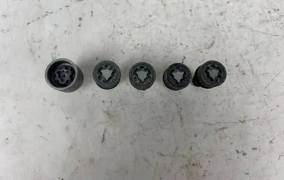 Audi RS5 Anti-theft wheel nuts and lock 
