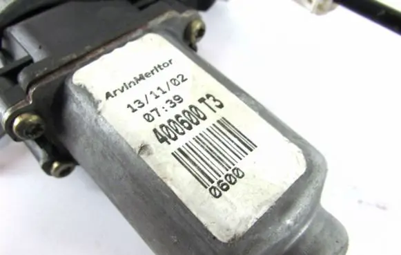Rear window lifting mechanism without motor