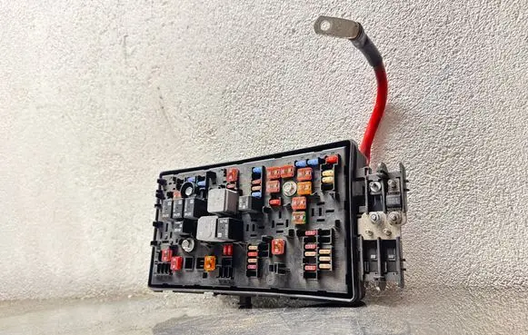 Opel Insignia A Fuse module 13275884 10463825310
