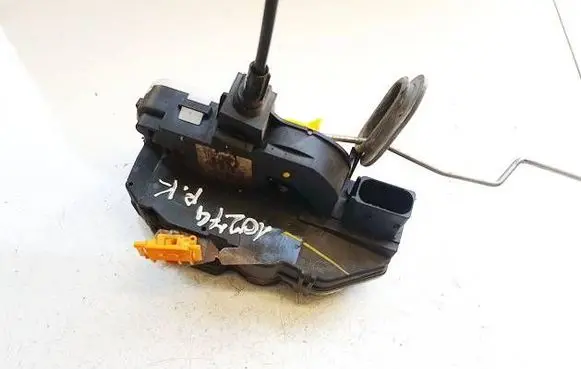 Opel Insignia A Front door lock 12a051