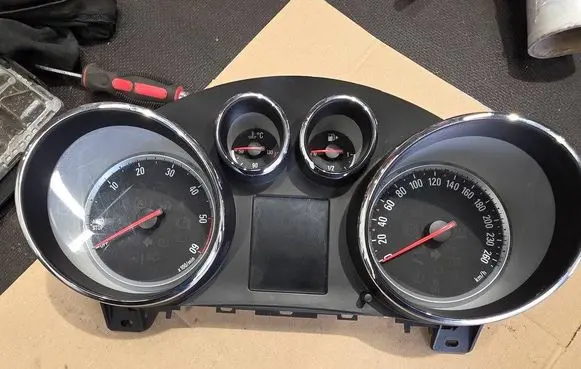 Opel Zafira C Speedometer (instrument cluster) 13460582 600775981