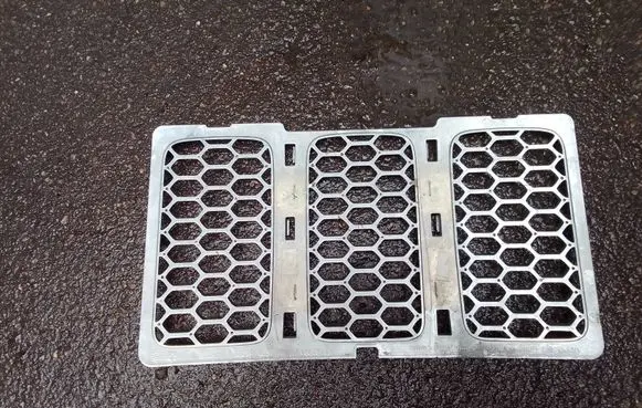 Jeep Grand Cherokee Front bumper upper radiator grill 68143129AB