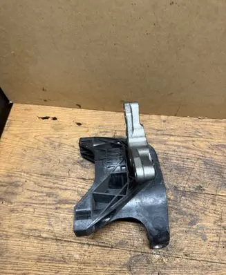 Engine mount bracket