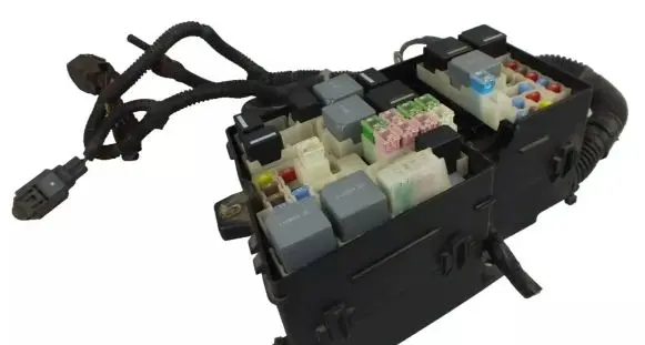 Ford Focus Fuse module AV6T14A067AC