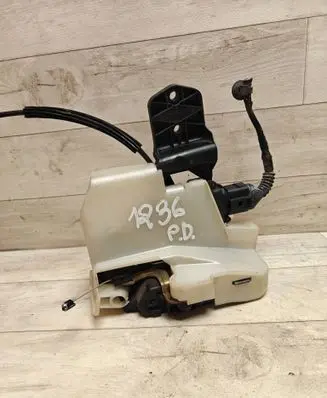 Volkswagen PASSAT B5.5 Front door lock 
