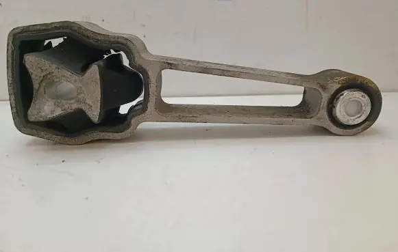 Volvo XC60 Engine mount bracket