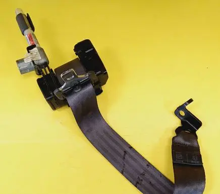 Rear seatbelt