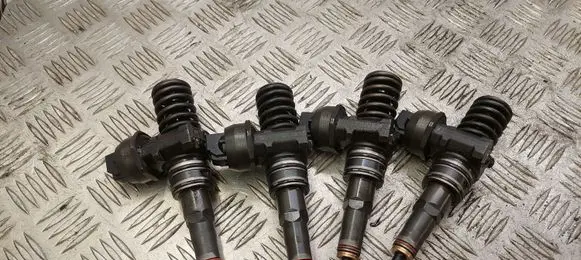 Volkswagen Touran I Fuel injectors set 038130073AG