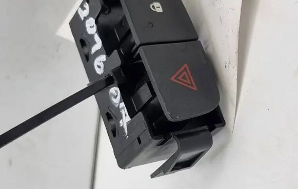 Renault Trafic III (X82) Hazard light switch