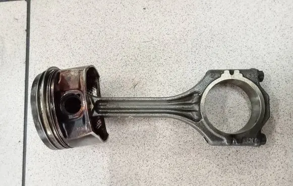 Volkswagen Golf VII Piston with connecting rod 76L92