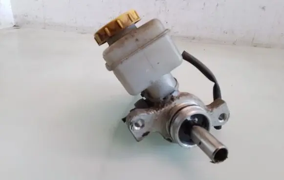 Subaru Outback Master brake cylinder