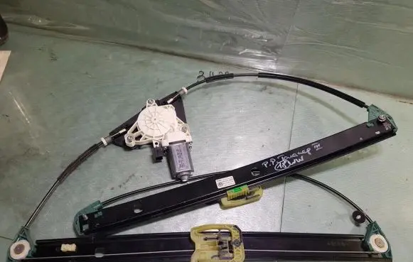 Volkswagen Touareg III Front door window regulator with motor 760837462b