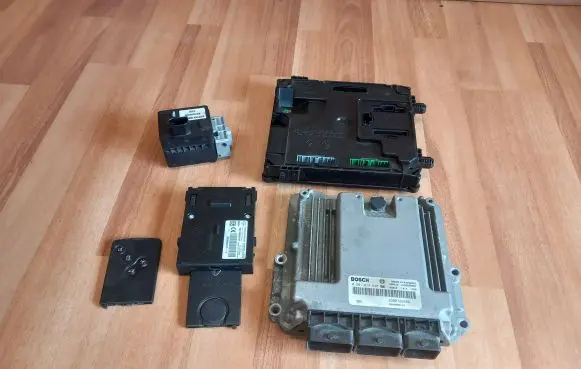 Renault Laguna III Engine ECU kit and lock set 8200905110 8200726880 0281014646