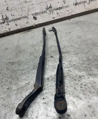 Volkswagen PASSAT B5.5 Front wiper blade arm 3B1955410C