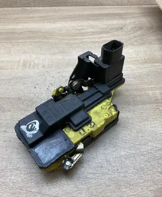Volvo V70 Rear door lock Rightside
