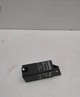 Volkswagen Golf VI Glow plug pre-heat relay 0281003038
