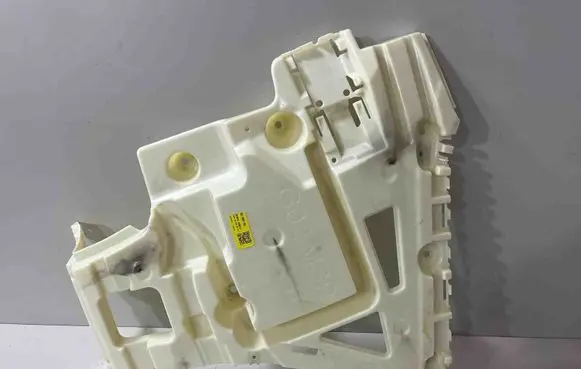 Rear bumper mounting bracket