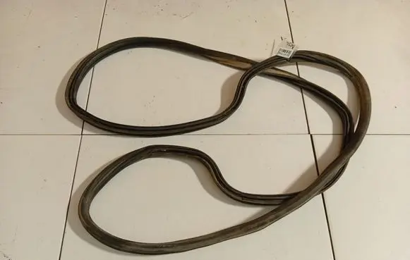 Trunk rubber seal (body)