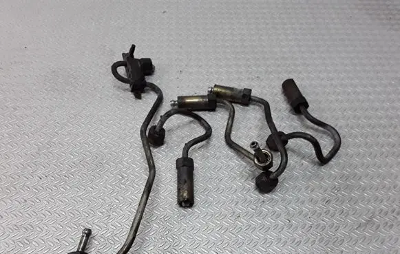 Nissan Primera Fuel injector supply line/pipe 