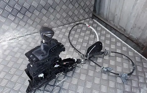 Lexus ES 300h Gear shifter/selector 75G651