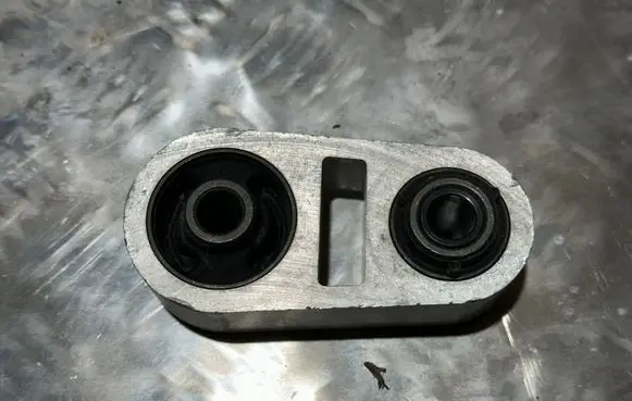Citroen C3 Engine mount bracket 180622