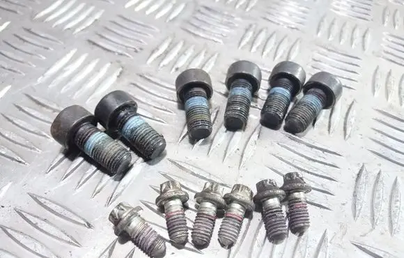 Opel Astra J Flywheel bolts 