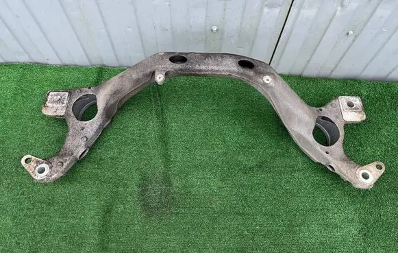 Volkswagen Touareg II Engine mounting bracket 7L8199207A