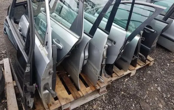 Mitsubishi Space Wagon Rear door sidabrines