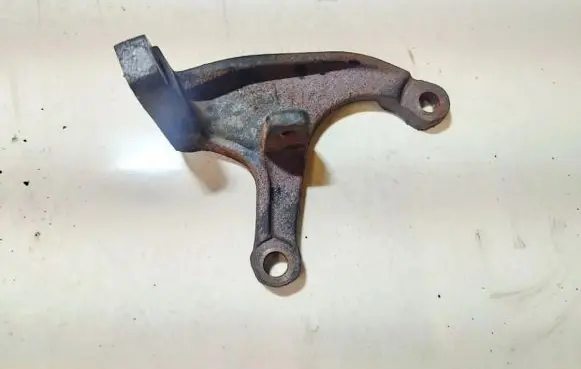 Toyota Avensis Verso Engine mounting bracket