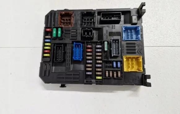 Peugeot 308 Fuse box set 9819851280