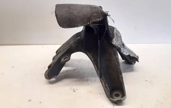 Engine mounting bracket