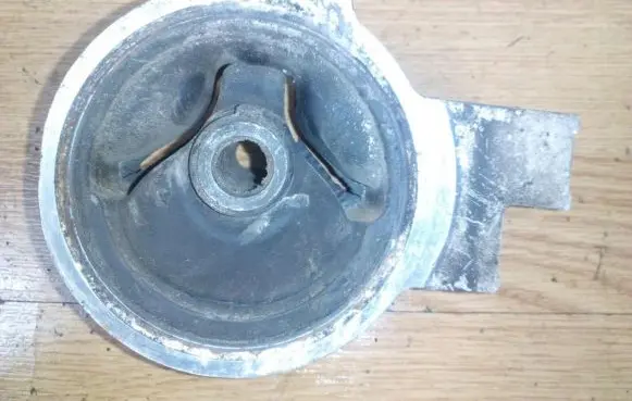 Honda Civic Engine mount bracket