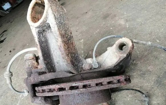 Front wheel hub spindle knuckle