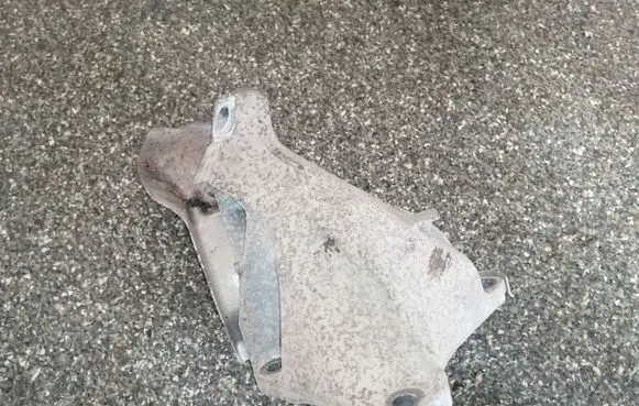 BMW 1 E81 E87 Engine mounting bracket 6764574