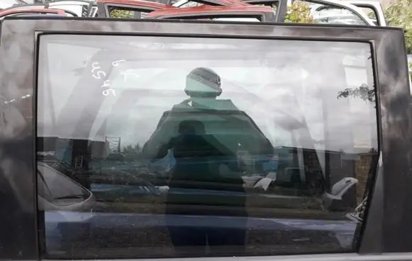 Nissan X-Trail T30 Rear door window glass