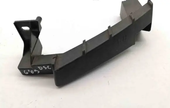 Headlight/headlamp mounting bracket