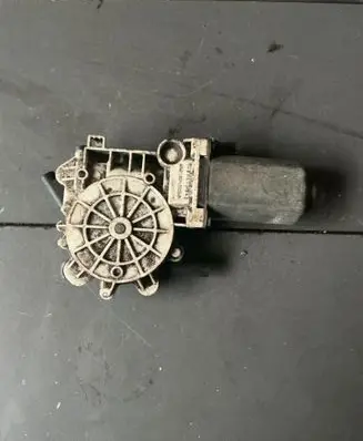 BMW 7 E38 Front door window regulator motor 193272000