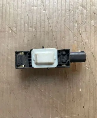 Jeep Grand Cherokee (WK) Airbag deployment crash/impact sensor 04671779AC 2104201622 200505